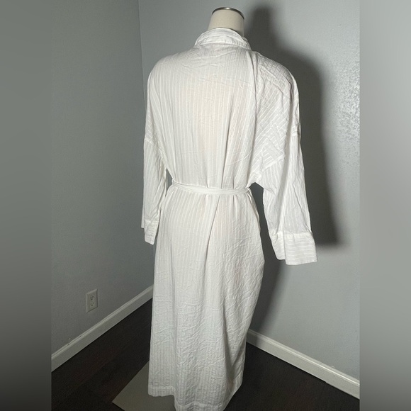 Victoria's Secret Elegant White Robe - Picture 4 of 6